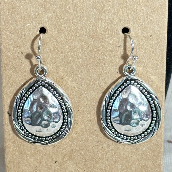 2/$20 Silver Tone Hammered Pear Shape Hook Earrings Retro NWOT - Picture 1 of 11